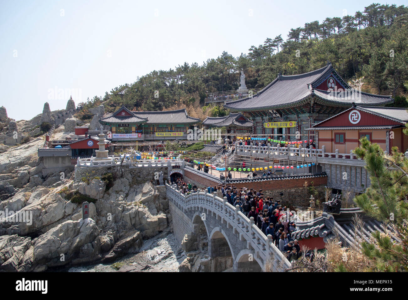 Busan, Südkorea - Buddhistische Gläubige besuchen Haedong Yonggungsa Tempel, einer der wenigen seaside Tempel der Welt. Stockfoto