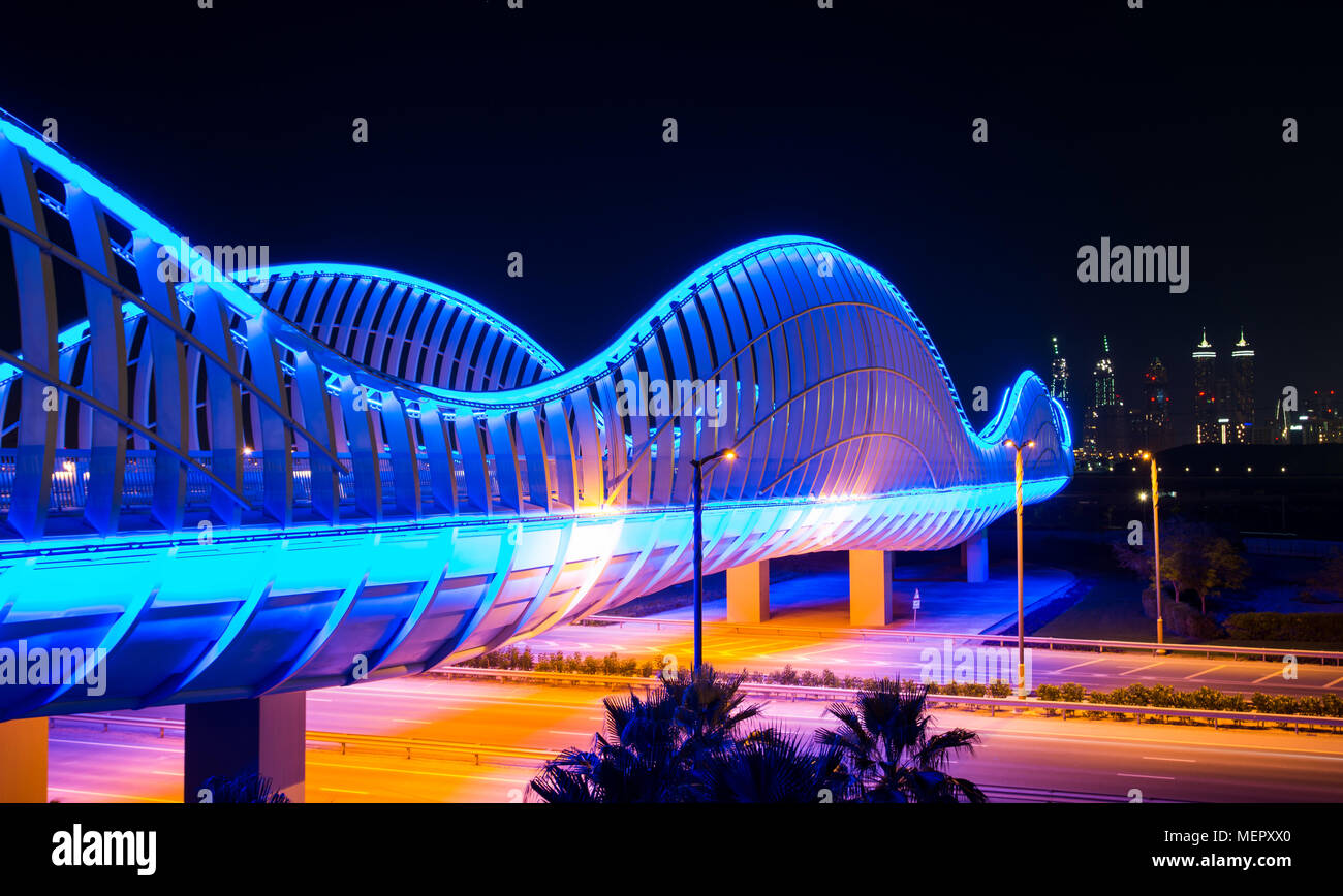 Moderne Meydan Brücke in Dubai bei Nacht Stockfoto