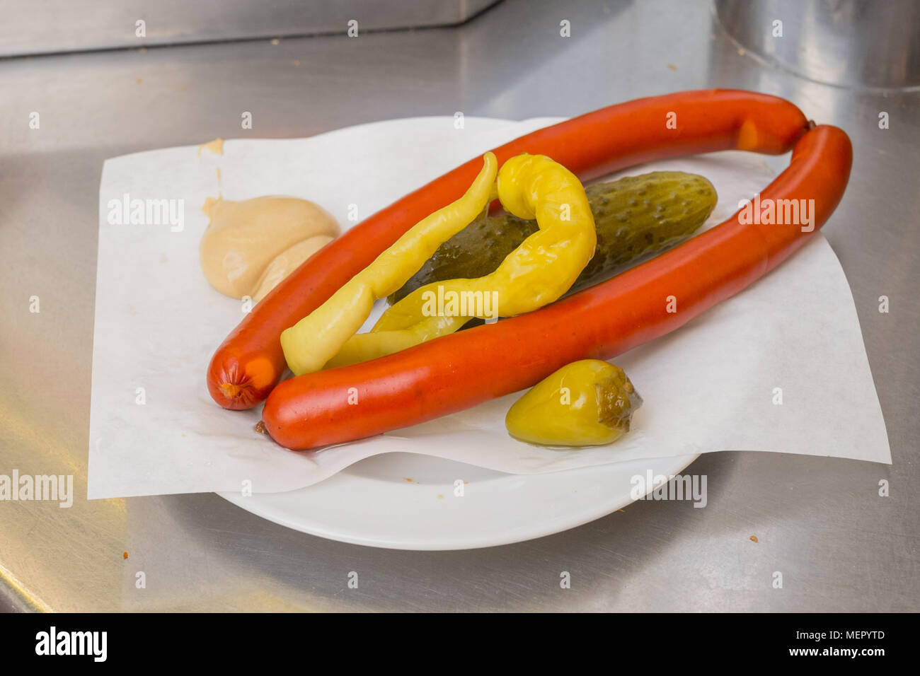 Debreziner Würstchen und Pickles bei der Wiener Würstchen auf wurstl Graben Straße Wien Österreich Europa ausgeht. Stockfoto