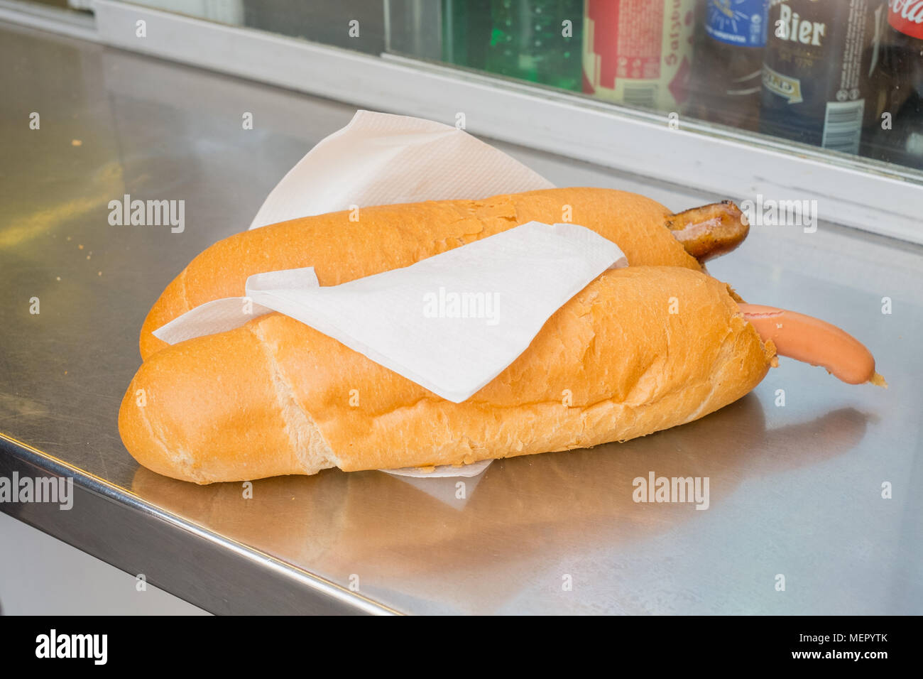 Hot Dogs an der Wiener Würstchen auf wurstl Graben Straße Wien Österreich Europa ausgeht. Stockfoto