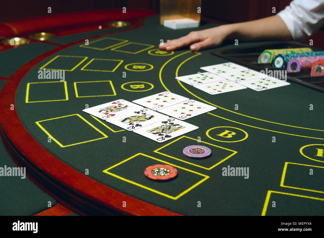 Casino Black Jack Tisch mit Chips und Karten. Gewinnende Kombination. Hand des Croupier hinter dem Spieltisch. Stockfoto