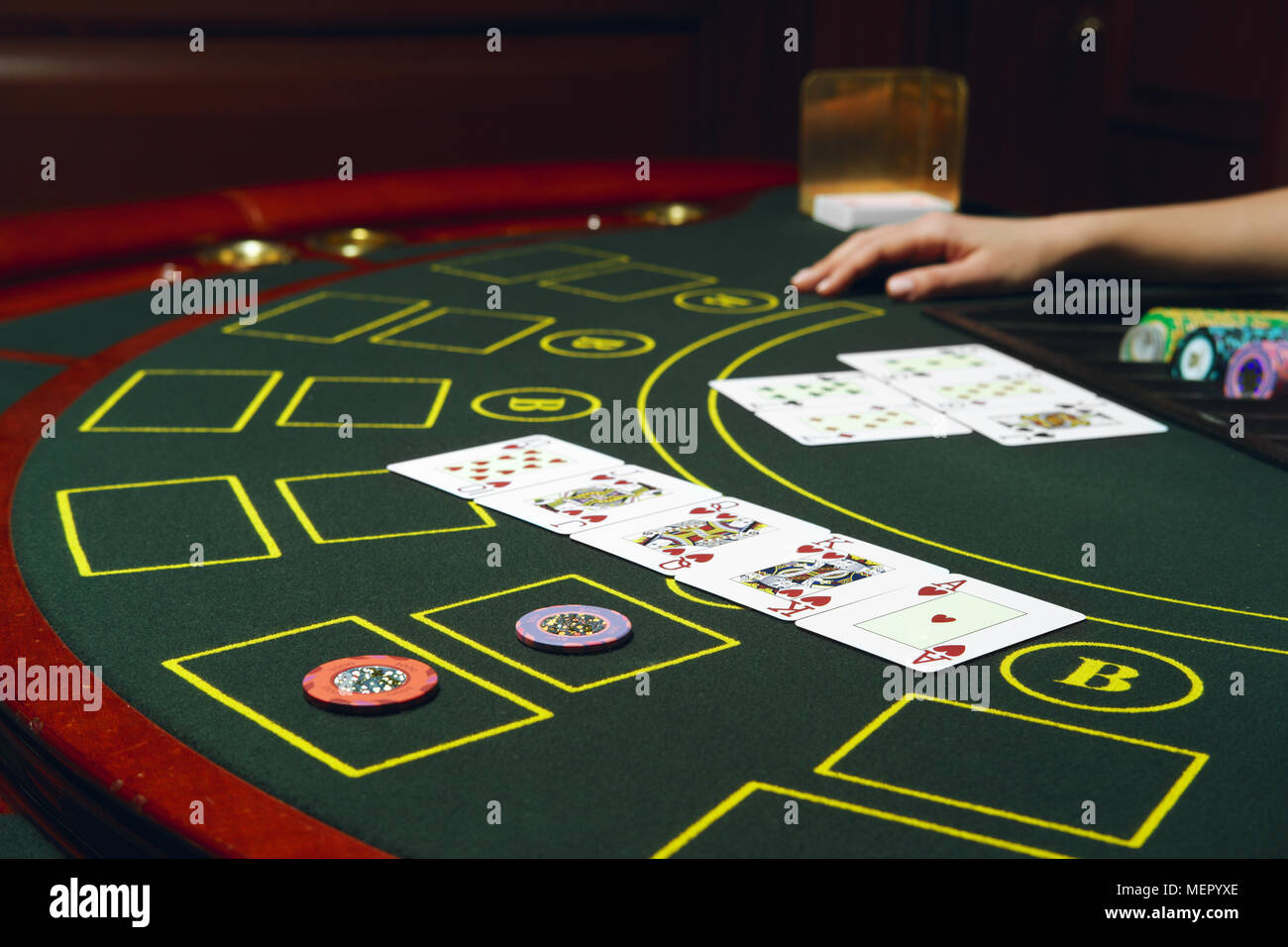 Casino Black Jack Tisch mit Chips und Karten. Gewinnende Kombination. Hand des Croupier hinter dem Spieltisch. Stockfoto