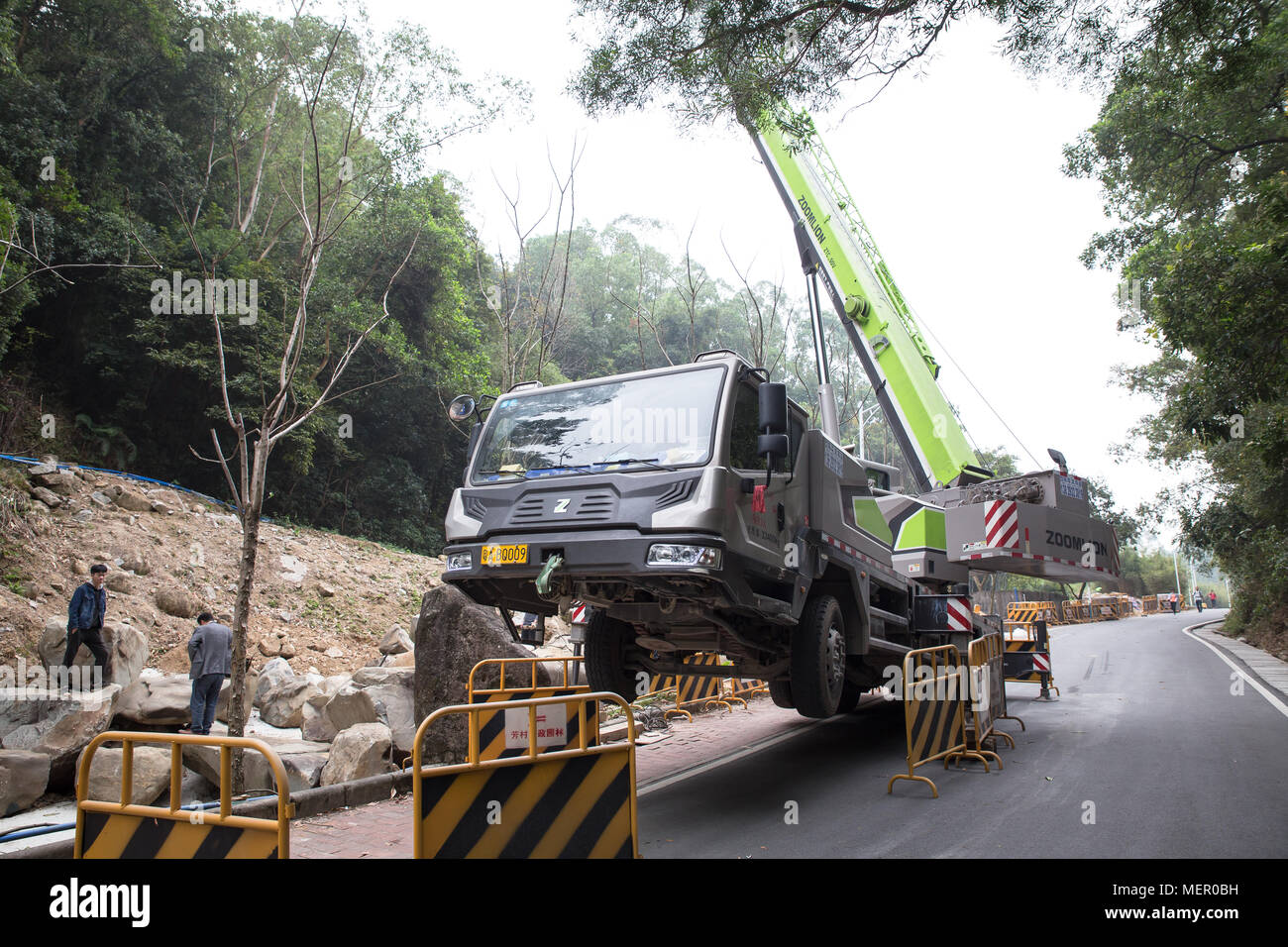 Guangzhou, China - Jan, 21,2018: Kran Auto ist auf der Straße in Huolu Mountain Park. Stockfoto