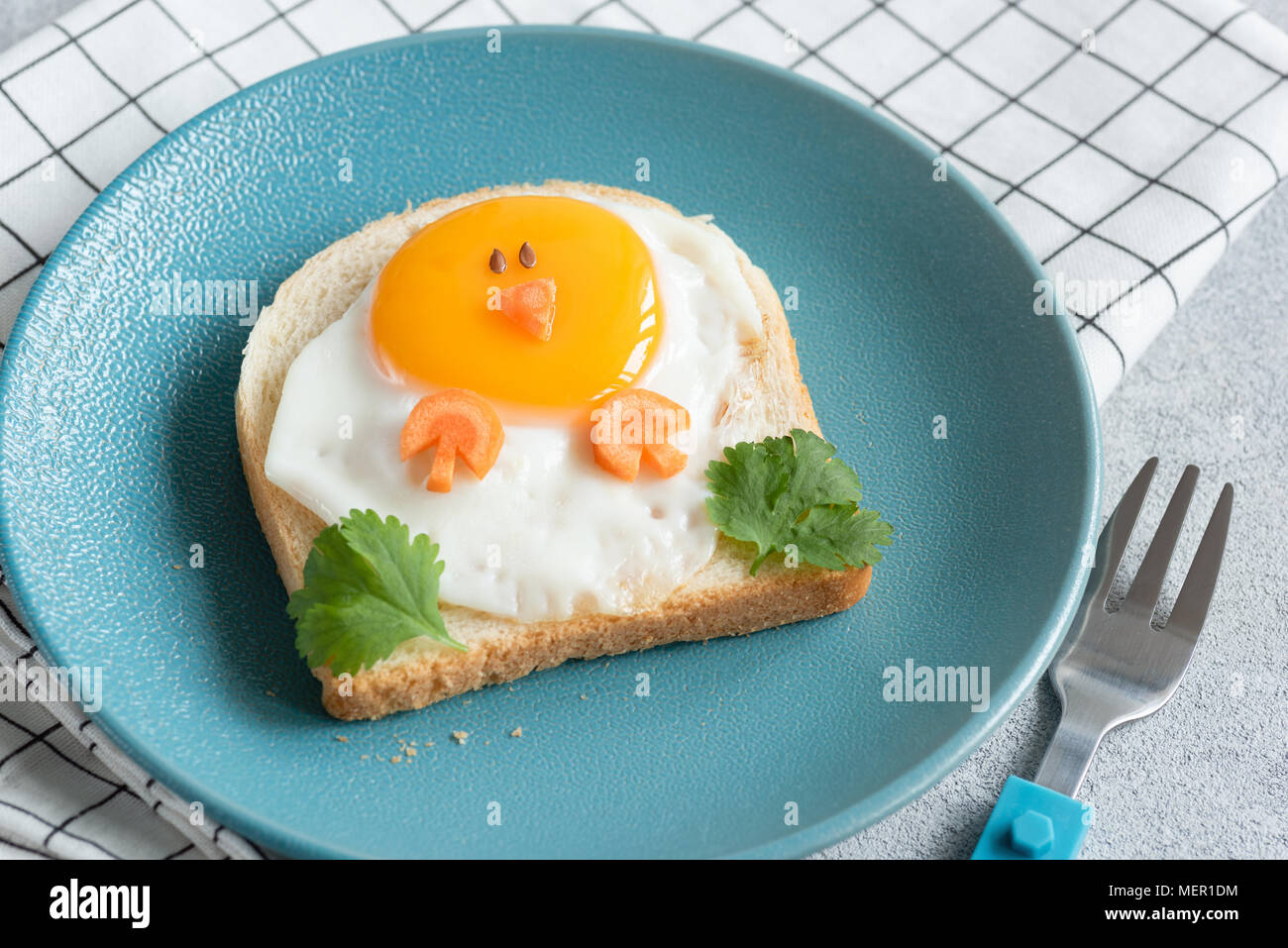Lustige chicken Sandwich für Kinder auf einem blauen Schild. Essen Kunst, kreative Idee für Kinder Frühstück. Detailansicht. Stockfoto
