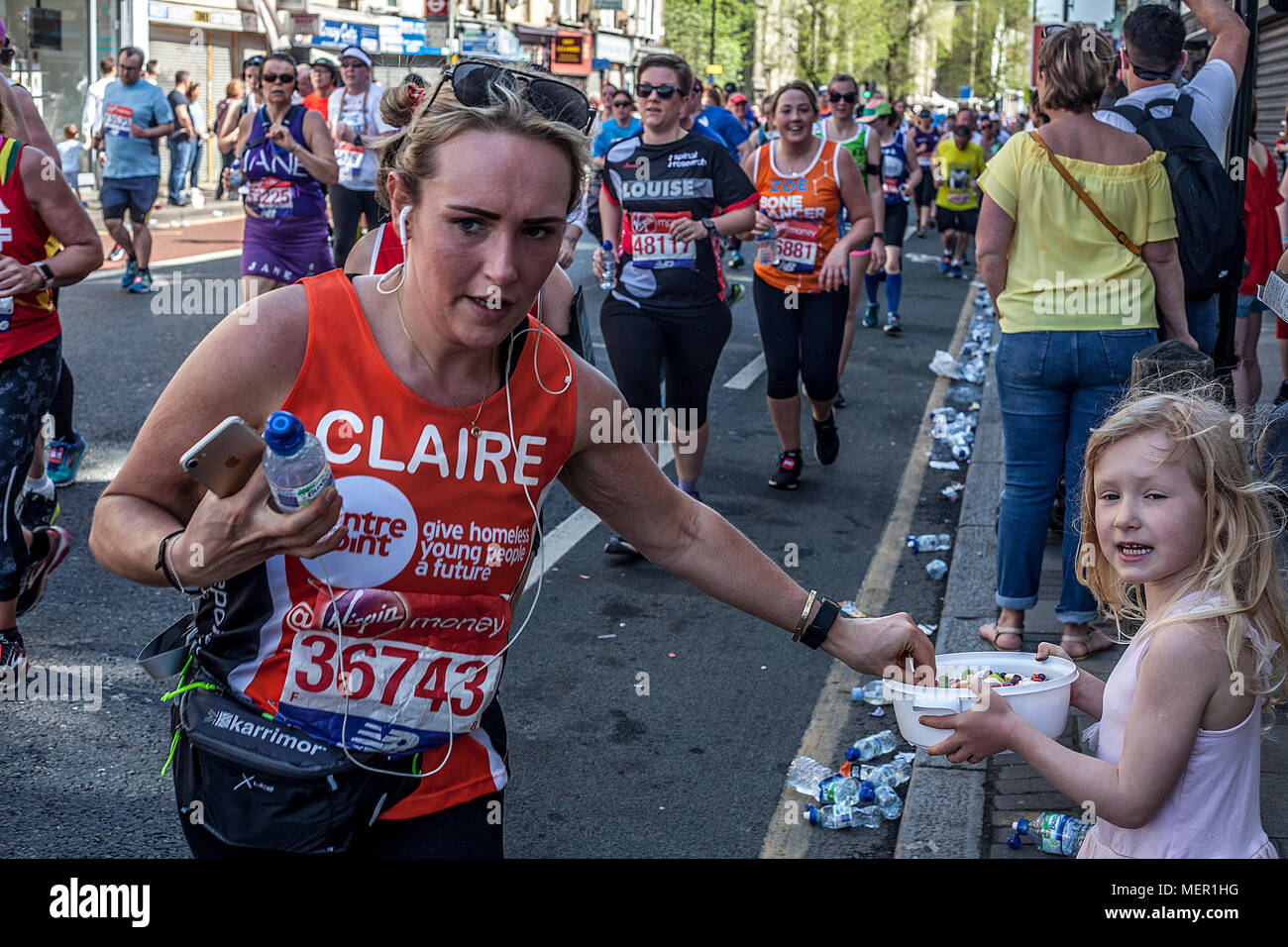 Power Station, junges Mädchen verteilen von Süßigkeiten für die London Marathon Läufer an Labyrinth Hill South East London Stockfoto