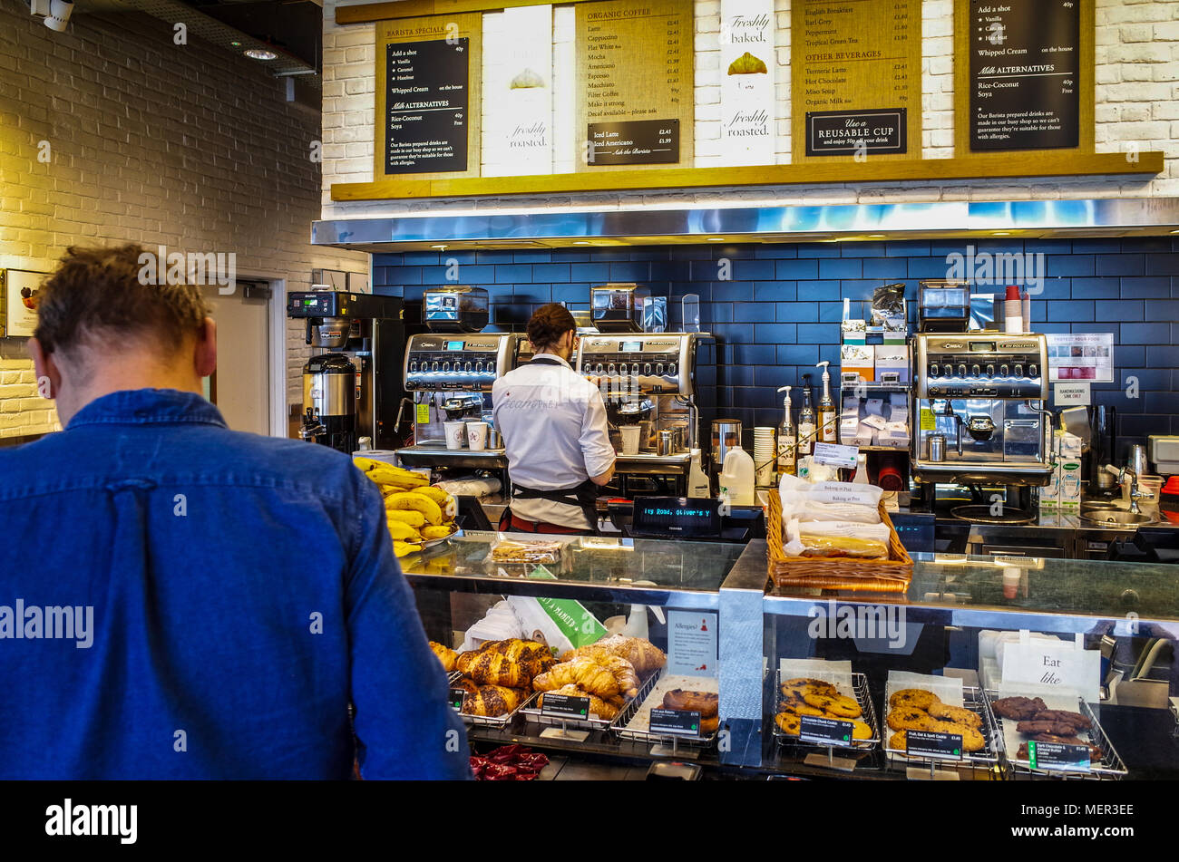 Pret a Manger gegen den Kunden um Kaffee zu einem Pret a Manger Sandwich und Kaffee shop Stockfoto