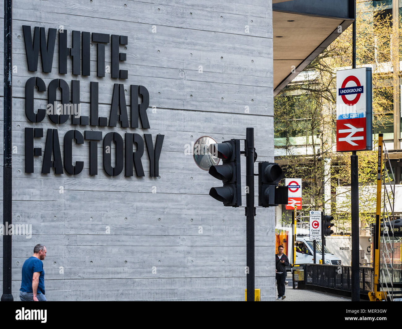 White Collar Fabrik auf alten Straße Kreisverkehr im Londoner Stadtteil Silicon Kreisverkehr. Entworfen von Arup AHMM Architekten und Ingenieure, im Jahr 2017 eröffnet. Stockfoto