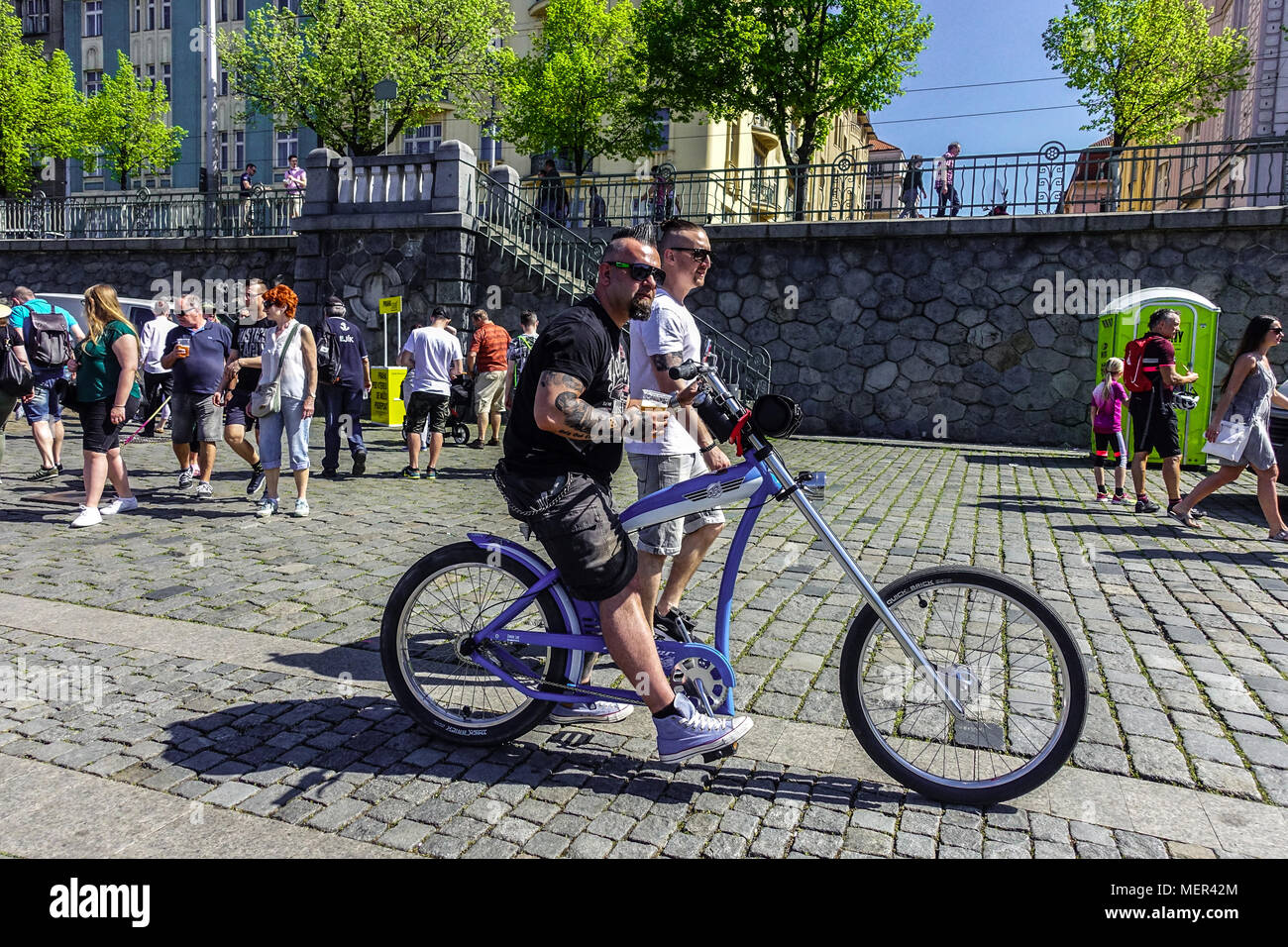 Biker Reiten Fahrrad an Naplavka Prag Fahrrad Alltag Stockfoto