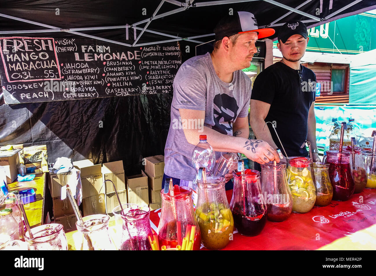 Hausgemachte Lemonade in Naplavka, Bauernmarkt, Prag, Tschechische Republik Dammbar Limonade Verkäufer Stockfoto