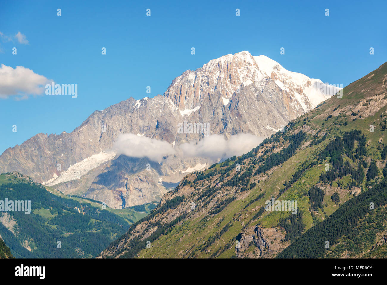 Monte Bianco (Mont Blanc) im Hintergrund Blick vom Aostatal, Italien Stockfoto