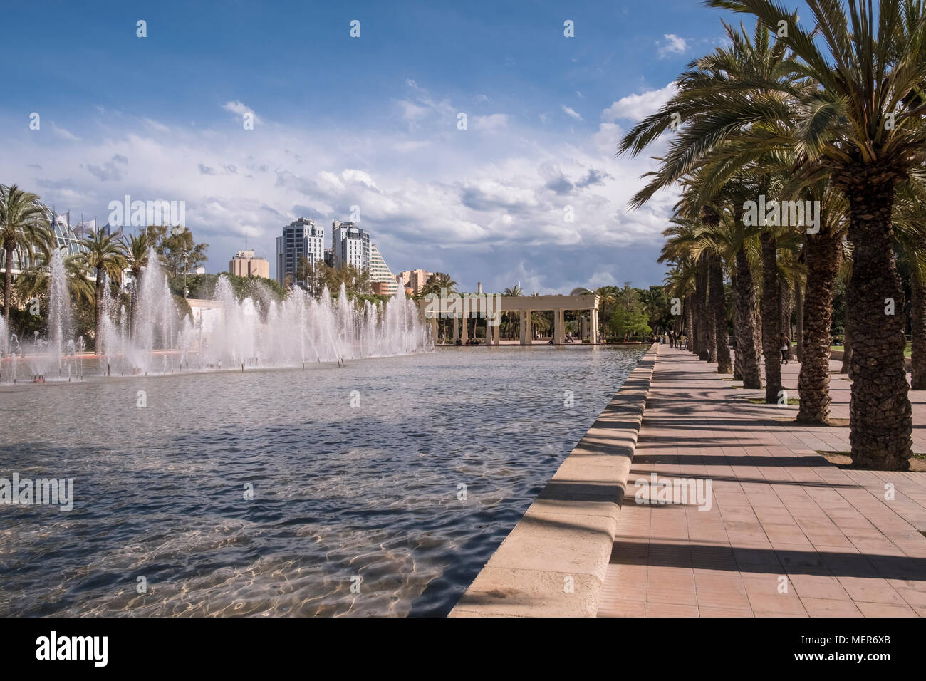 Dekorative Springbrunnen in Jardines del Turia, einem ehemaligen Flussbett zu einem öffentlichen Garten durch das Zentrum von Valencia, Spanien, umgewandelt. Stockfoto