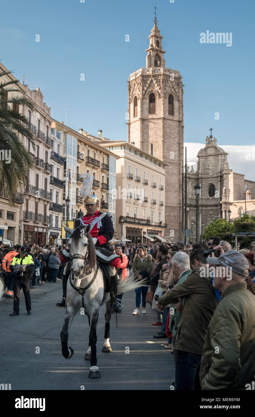 9 April, 2018, ein Pferd Reiter führt einen religiösen katholischen Prozession von St Marys Cathedral durch Massen auf den Straßen von Valencia, Spanien. Stockfoto