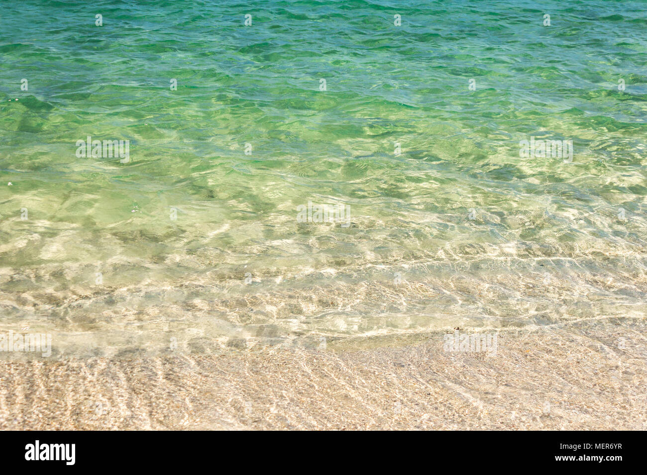 Klar blau transparent tropischen Sommer Strand Wasser Hintergrund Stockfoto
