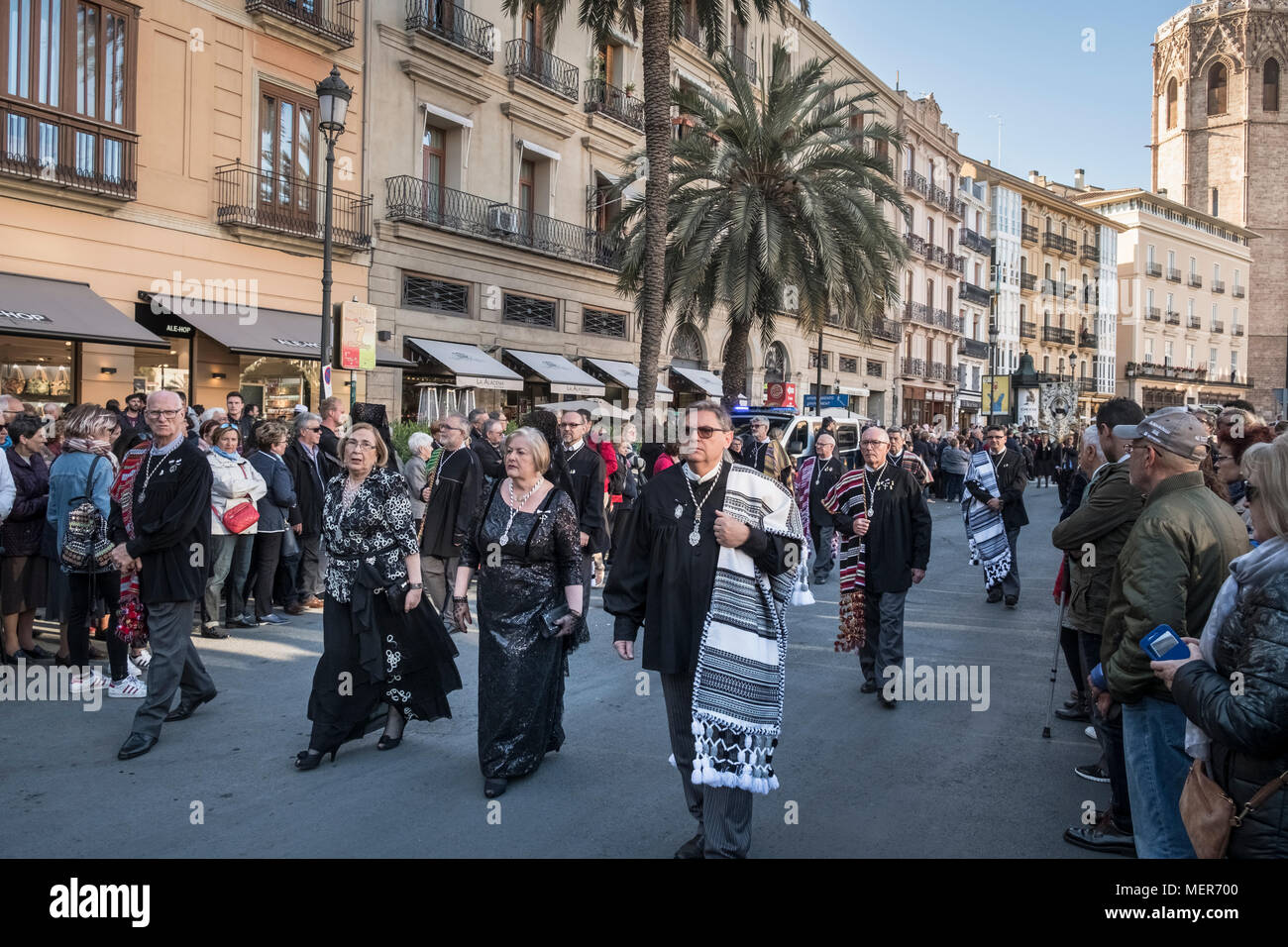 Einen religiösen katholischen Prozession von St.-Mary's-Kathedrale durch Massen auf den Straßen von Valencia, Spanien. 9. April 2018. Stockfoto