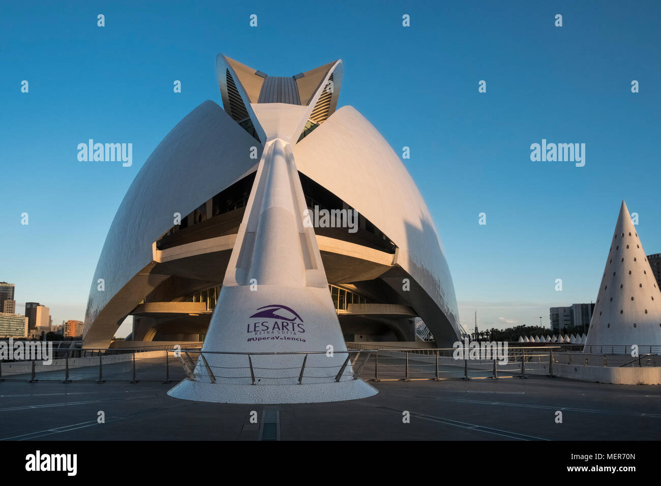 Die moderne Architektur des Palau de les Arts Reina Sofia, Teil der Ciudad de las Artes y las Ciencias in Valencia, Spanien. Stockfoto