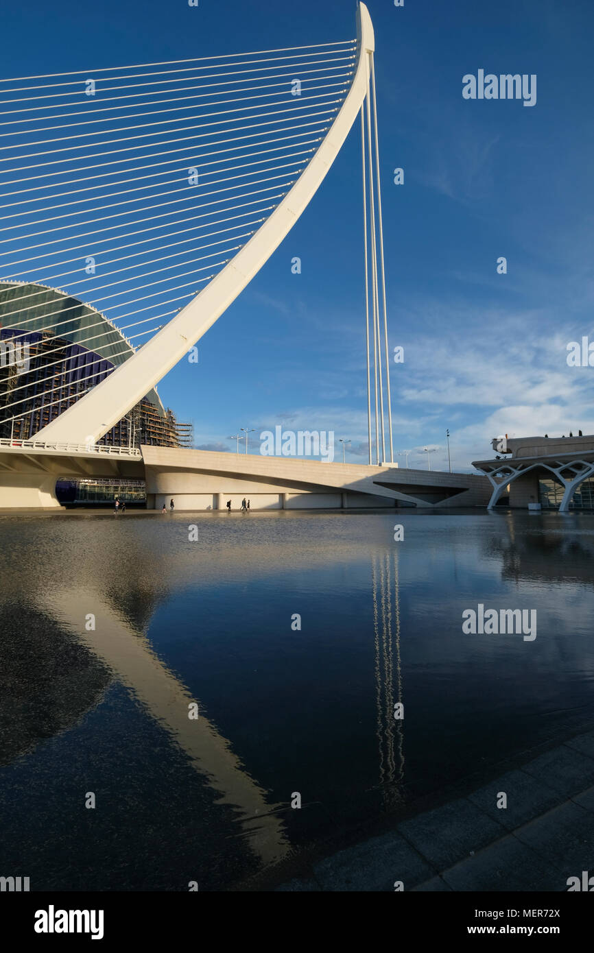 Die Assut de l' oder Brücke, eine Funktion auf die Skyline der Stadt und einen Teil der Stadt der Künste und Wissenschaften in Valencia, Spanien. Stockfoto