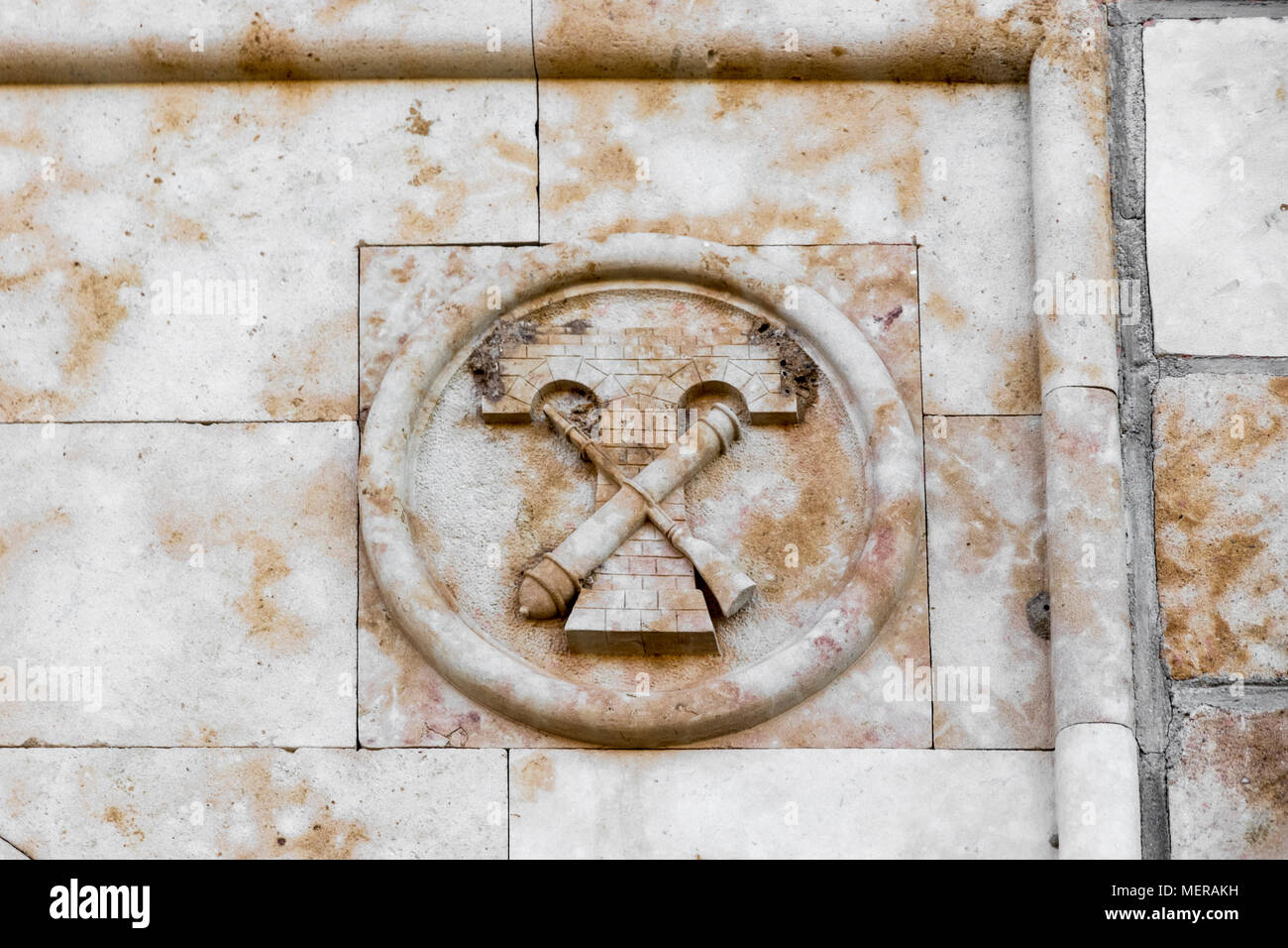 Peleas de Arriba, Spanien. Emblem der militärischen Ingenieurs Corps der Spanischen Armee, in dem Gelände des ehemaligen Klosters von Valparaiso und Geburtsort o Stockfoto