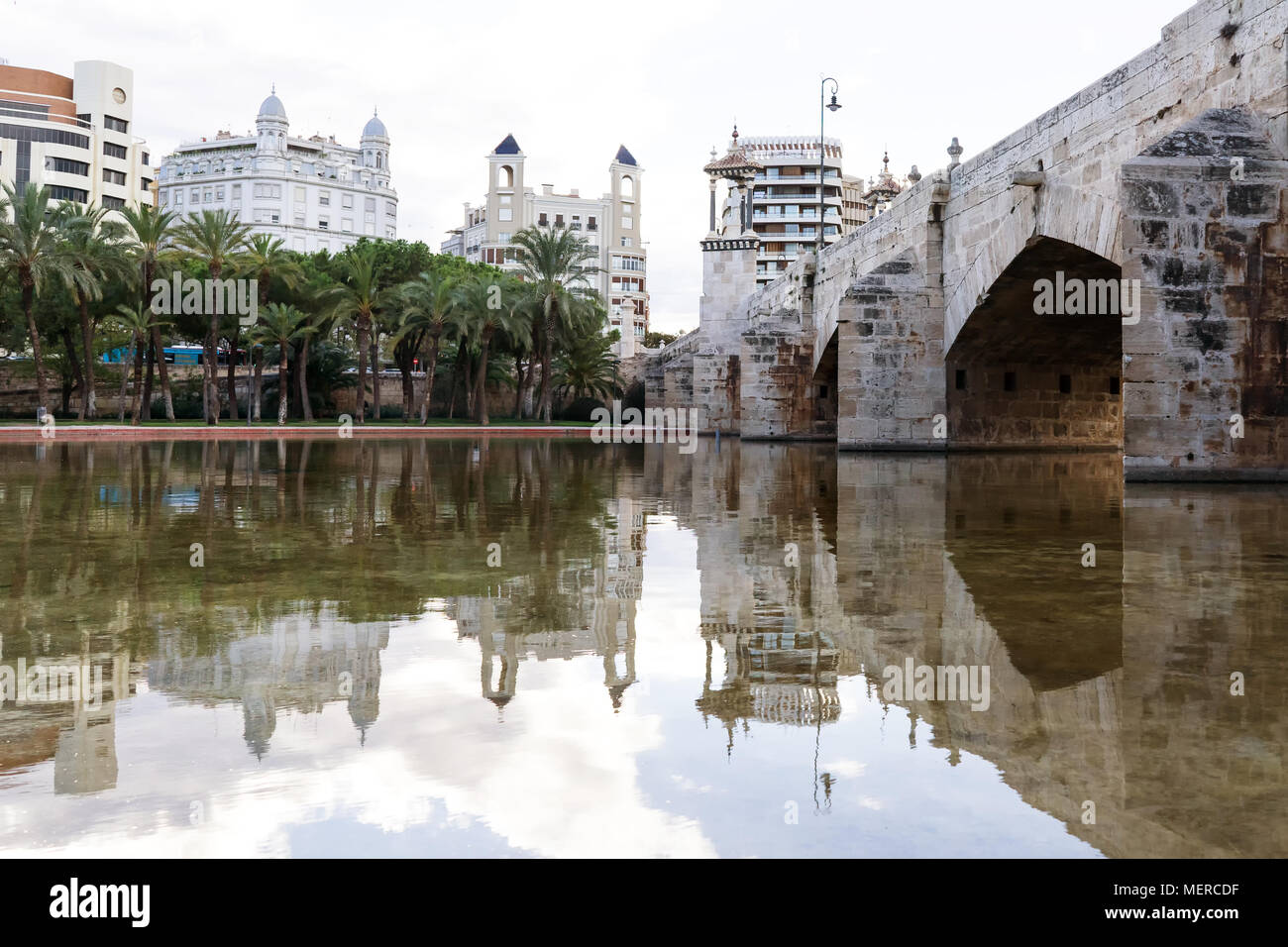 Turia Park Gärten, Palmen, künstlicher See und Pont del mar Meer