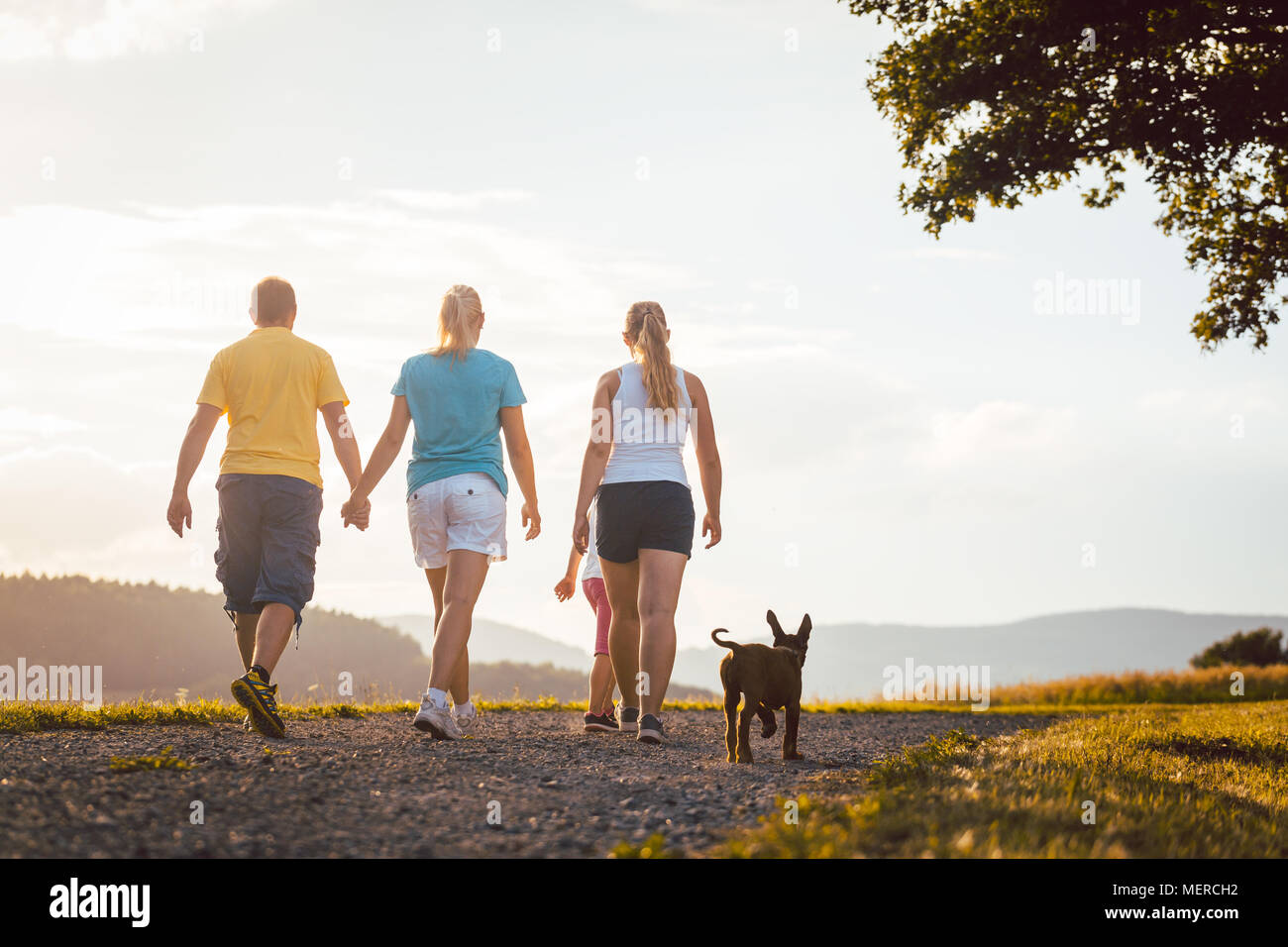 Familie Und Hund Nach Hause Gehen Stockfotografie Alamy