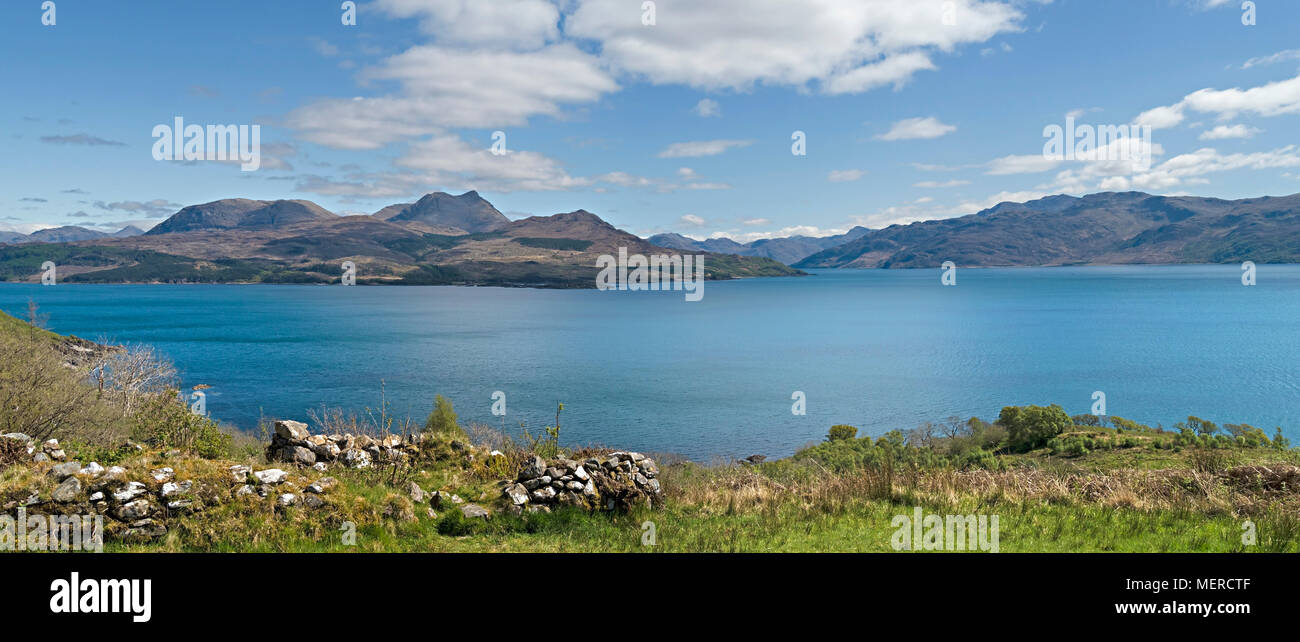 Panoramablick über den Sound von Skye zu den Bergen der Schottischen Highlands um Knoydart, Loch Hourn, Lochalsh und Lochaber, Schottland, Großbritannien Stockfoto