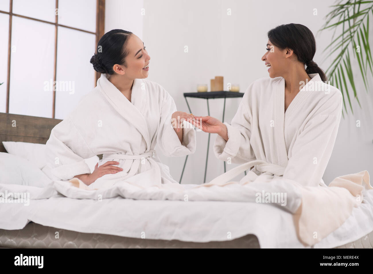 Frohe glückliche Frau ihre Freude teilen Stockfoto