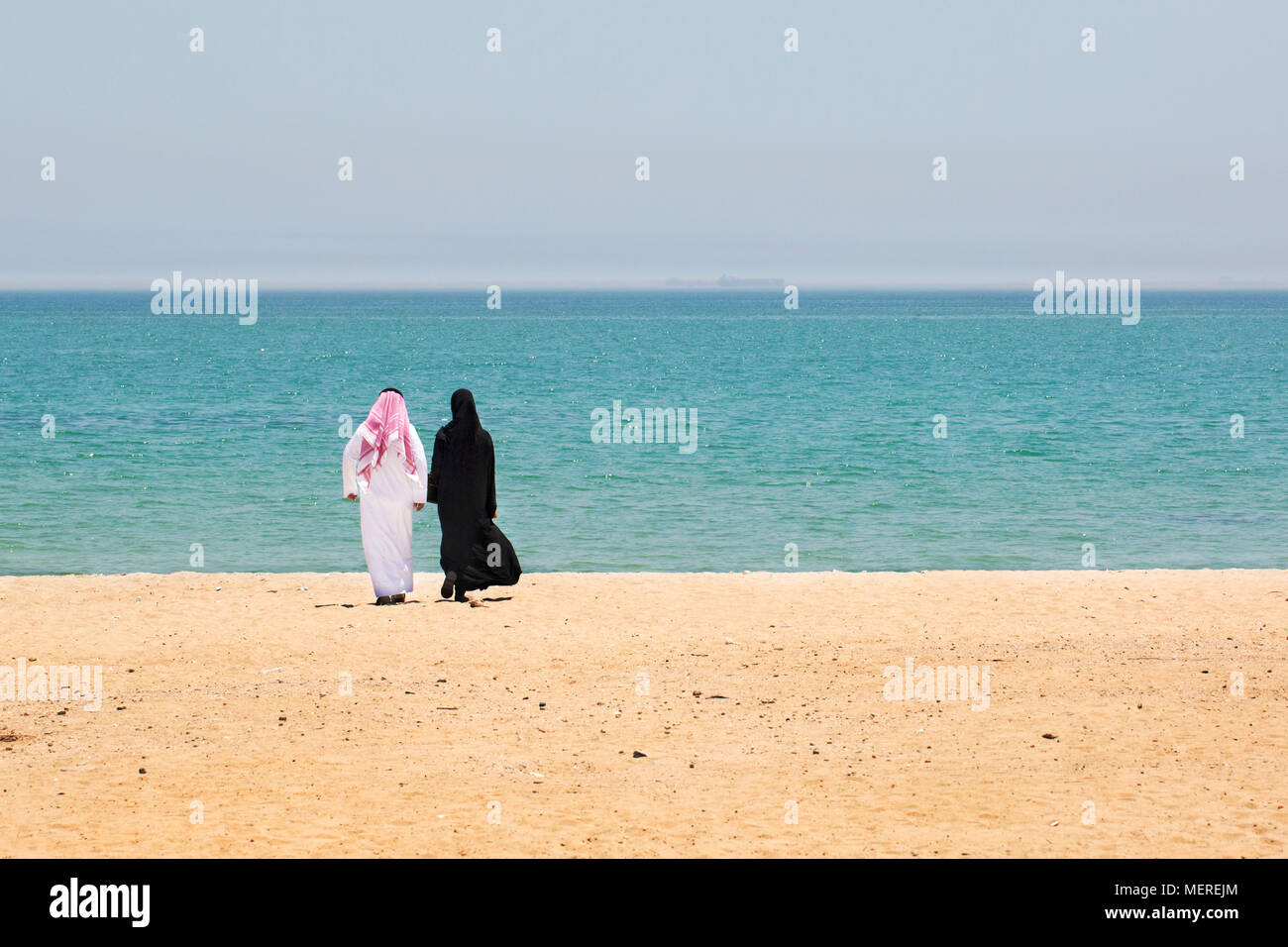 Kuwaitischen Paar auf einem Strand in Kuwait. Stockfoto