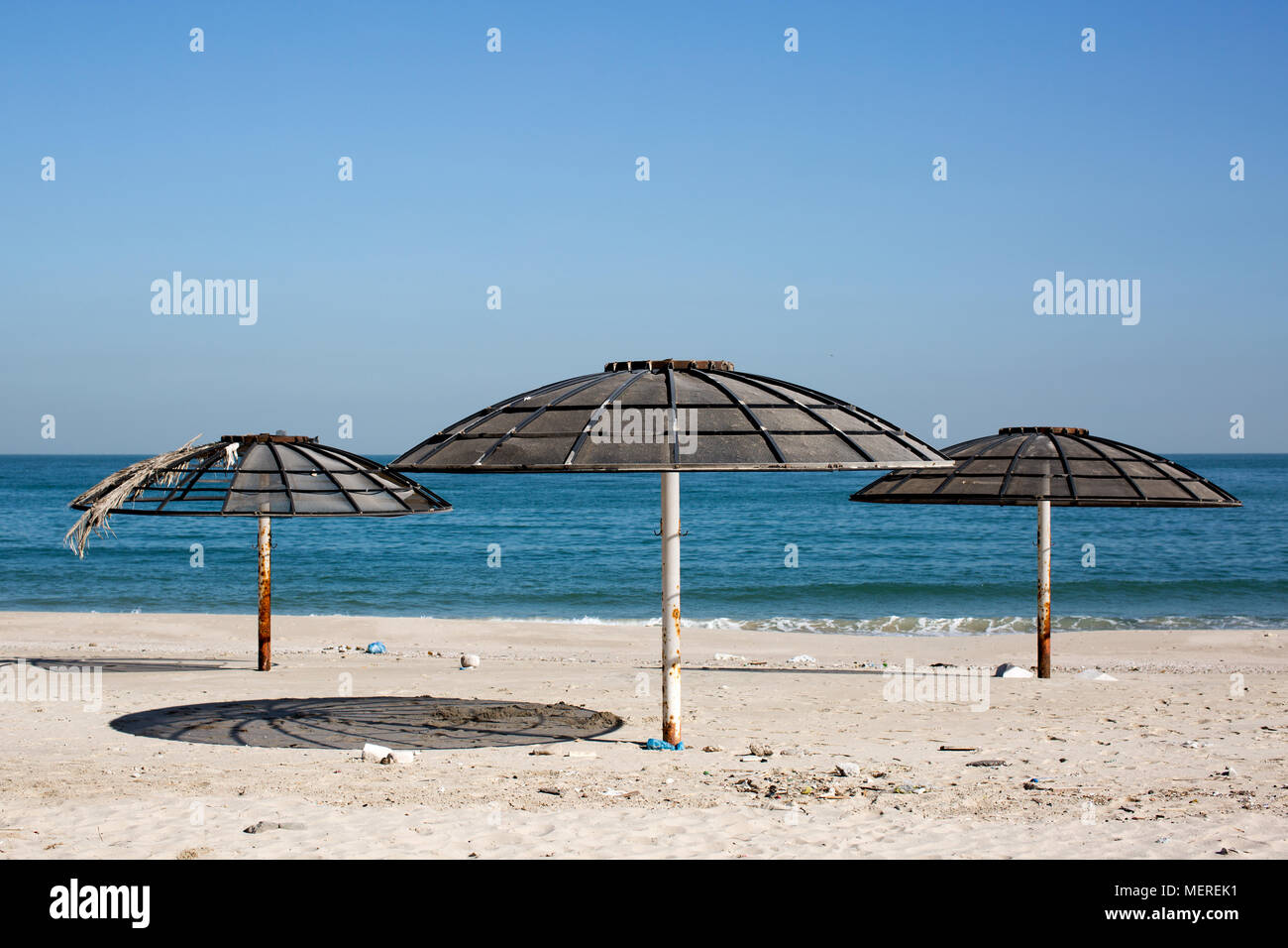 Sonnenschirme am Strand in Kuwait. Schatten Schutz vor der extremen Hitze im Nahen Osten. Stockfoto