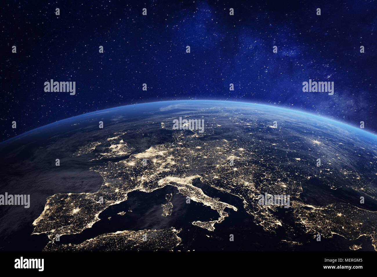 Europa in der Nacht vom Weltraum aus gesehen mit den Lichtern der Stadt menschliche Aktivität in Deutschland, Frankreich, Spanien, Italien und anderen Ländern, 3D-Rendering des Planeten Stockfoto