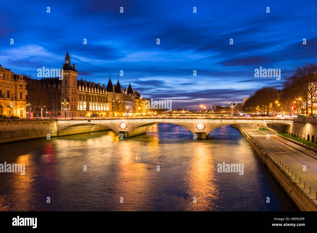 Das Stadtzentrum von Paris bei Nacht mit Böschungen der Fluss Seine und beleuchtete Straße und historischen Pariser Gebäude der Conciergerie auf Cité Insel, Blu Stockfoto