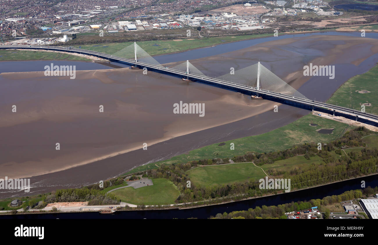 Luftaufnahme der 533 Straße bei Runcorn als kreuzt sie die neue Mersey Gateway cablestay Brücke Stockfoto