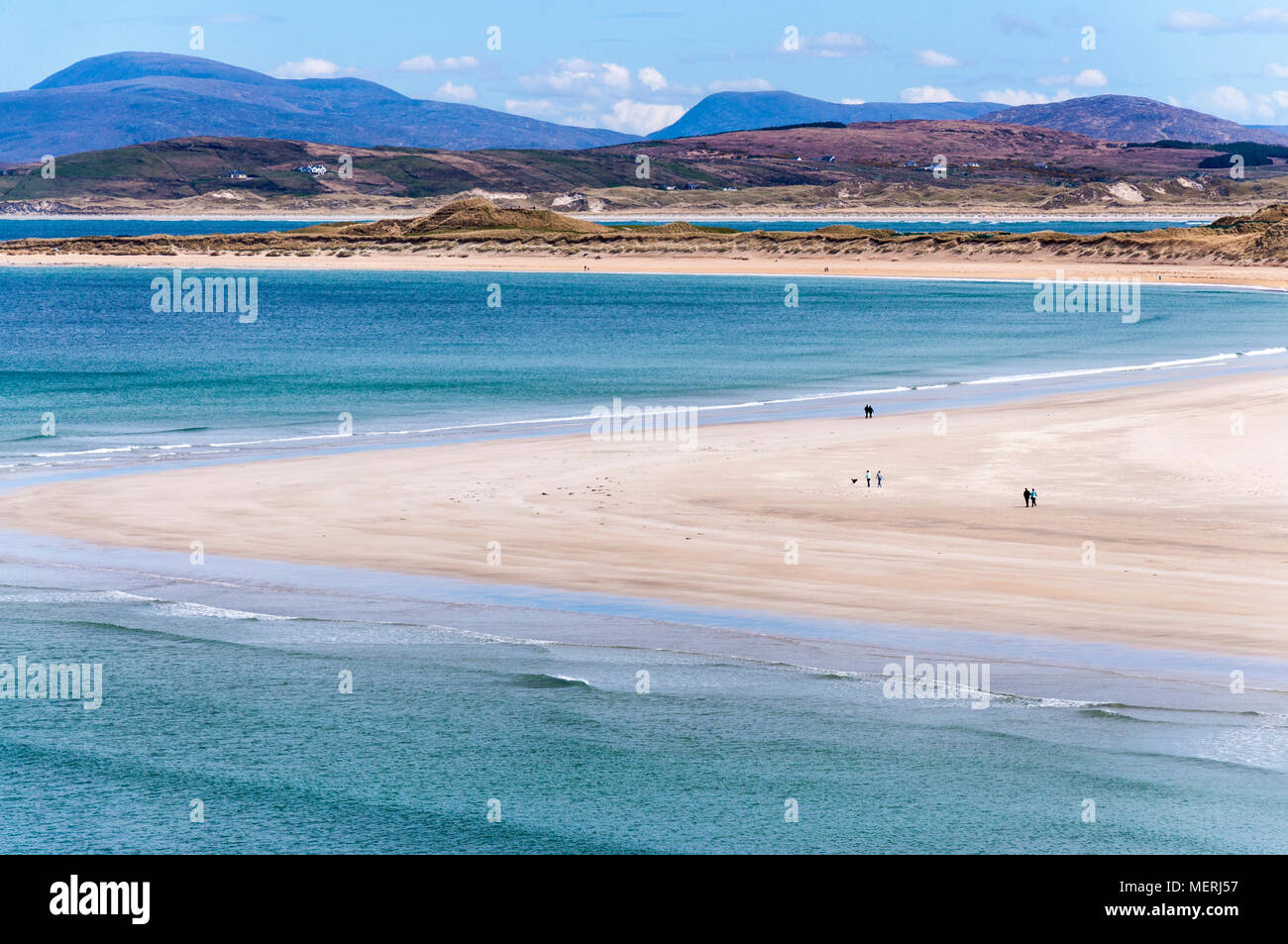 Narin Strand in der Nähe von Ardara, County Donegal, Irland. Die Menschen genießen das schöne Wetter an Irlands Westküste Teil des 'wilden Atlantischen Weise". Stockfoto