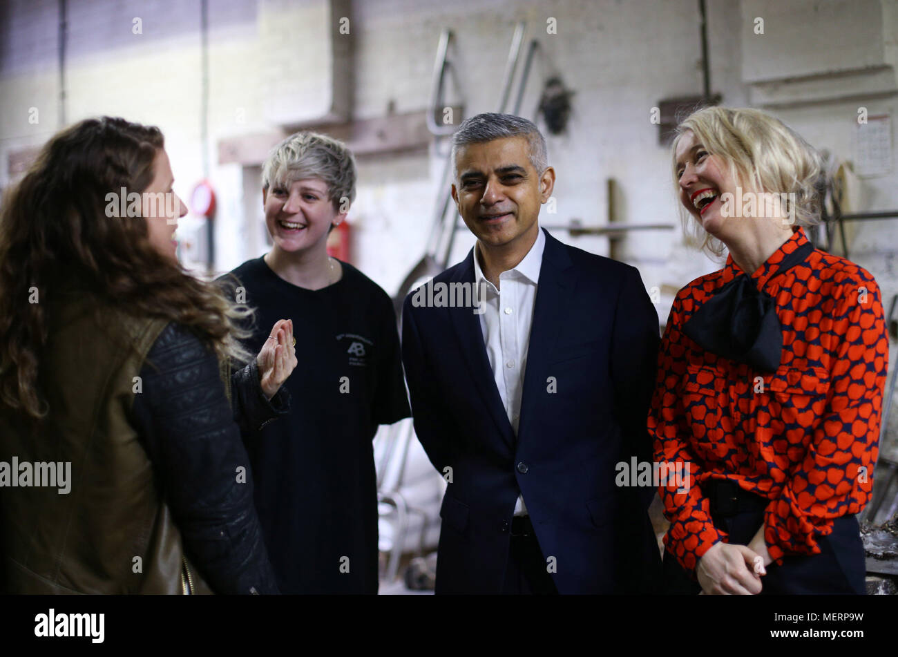 Embargo auf 0001 Dienstag, 24. April Techniker Chloe Hughes (2. links) bietet eine Tour durch die Einrichtungen, die den Bürgermeister von London Sadiq Khan (2. rechts), Gillian Wearing (links) und der stellvertretende Bürgermeister für Kultur- und Kreativwirtschaft Justine Simons (rechts) bei einem Besuch ab Gießerei, in East London, den letzten Schliff zu einer Statue von suffragist leader Millicent Fawcett zu sehen vor der Enthüllung in Parliament Square. Stockfoto