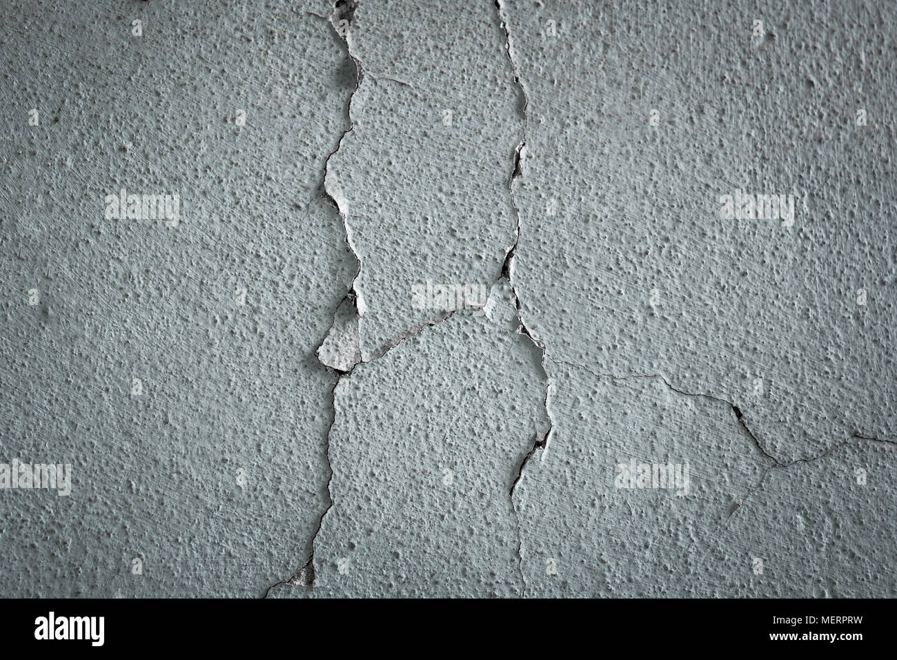 Betonwand mit grauem Zement Textur als Hintergrund für Design abgedeckten geknackt. Stockfoto