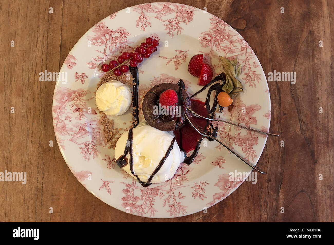 Nachtisch, Schokolade Kuchen auf eine Platte garniert mit Früchten, Deutschland Stockfoto