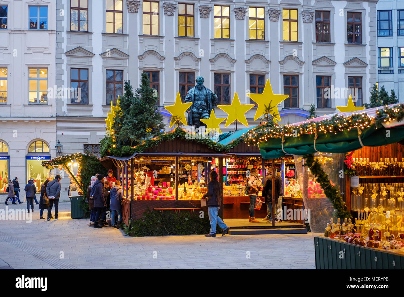 Christkindlmarkt mit Fugger Denkmal am Fuggerplatz, Augsburg, Schwaben, Bayern, Deutschland Stockfoto