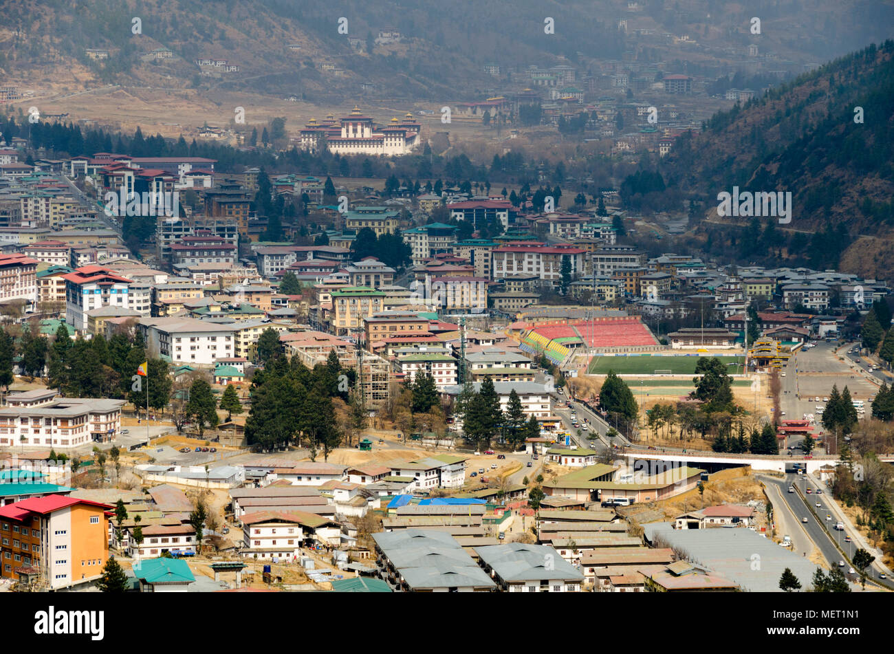 Blick über die Stadt, aus dem Süden, Thimpu, Bhutan. Tashichho Dzong in der Entfernung Stockfoto