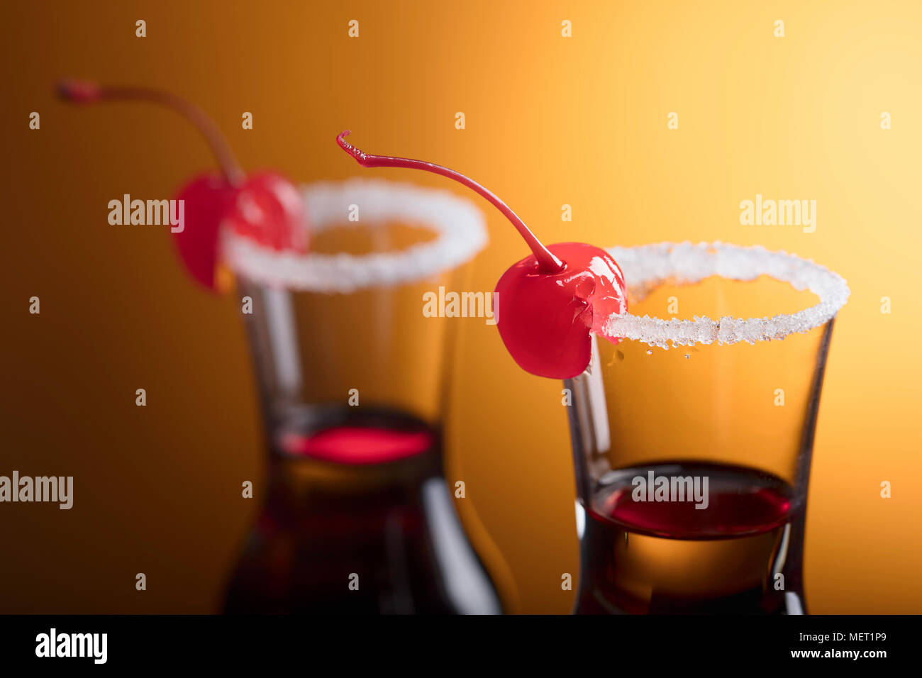 Süßkirschen auf Gläsern Schnaps garniert mit Zucker. Kopieren Sie Platz für Ihren Text. Stockfoto