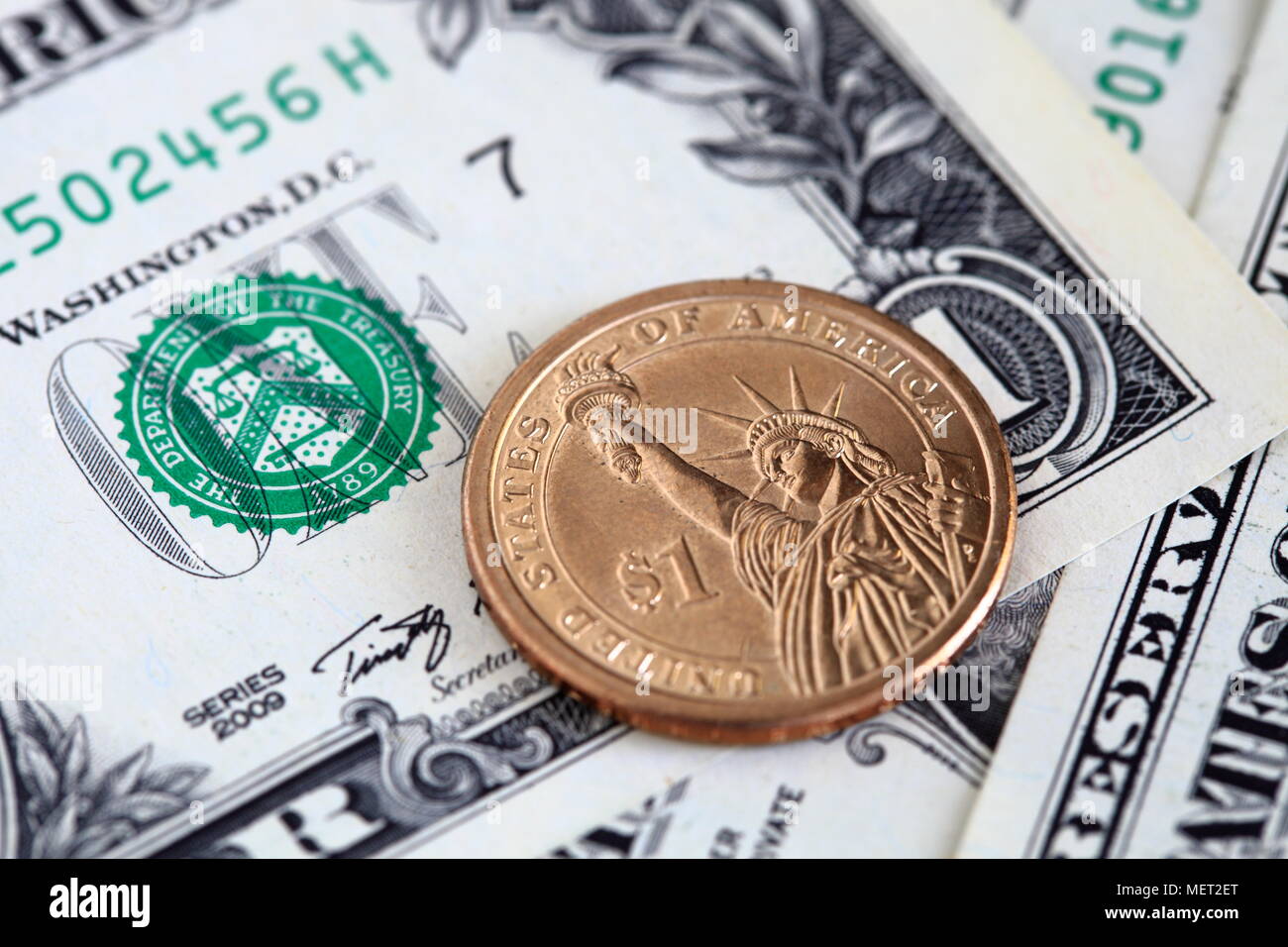 In der Nähe von US-Dollarnoten und einem Dollar Münze Stockfoto