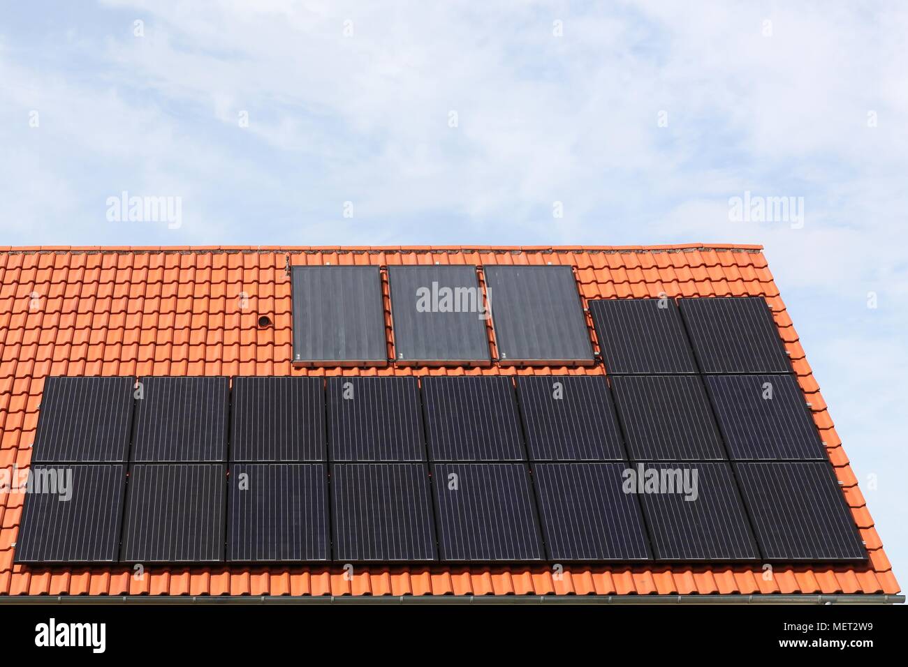 Haus mit Sonnenkollektoren auf dem Dach Stockfoto