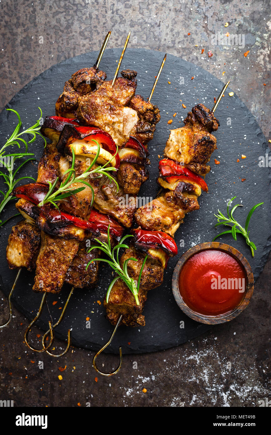 Gegrillte Fleischspieße, Shish Kebab mit Zwiebel und Paprika Stockfoto