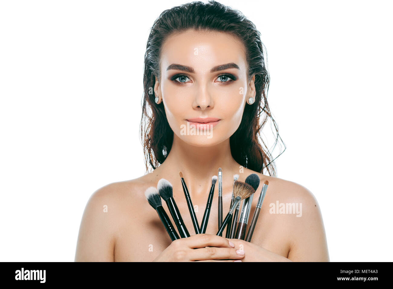 Schönheit Frau Gesicht mit Make-up-Pinsel Stockfoto