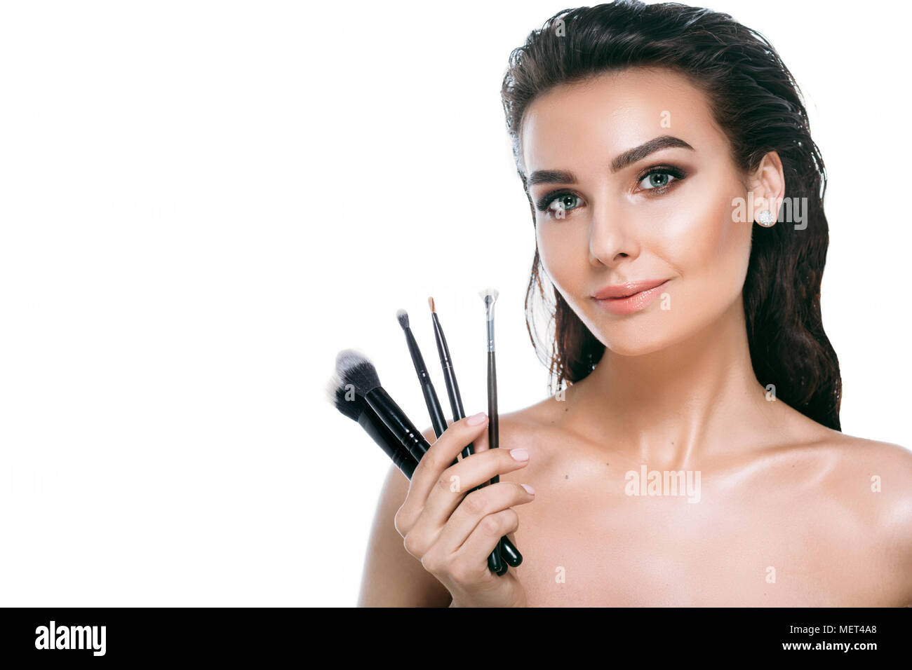 Schönheit Frau Gesicht mit Make-up-Pinsel Stockfoto