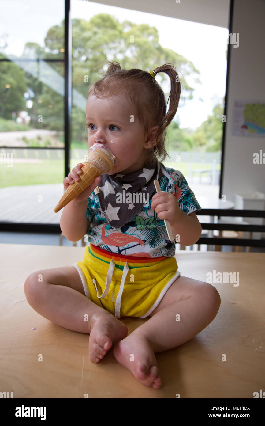 13 Monat alt essen ein Eis Stockfoto