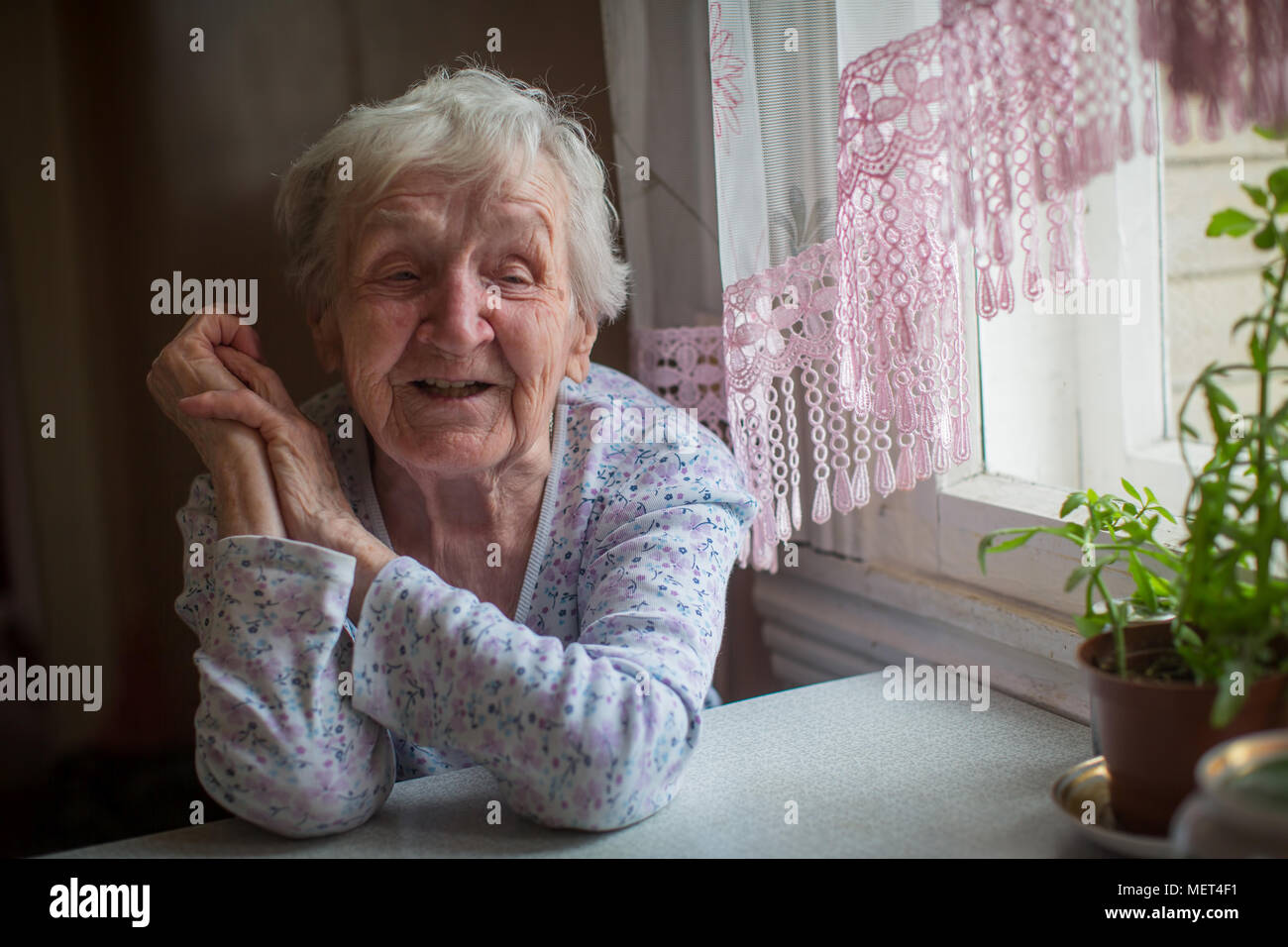 Portrait eines älteren positive Frau 75-80 Jahre alt. Stockfoto