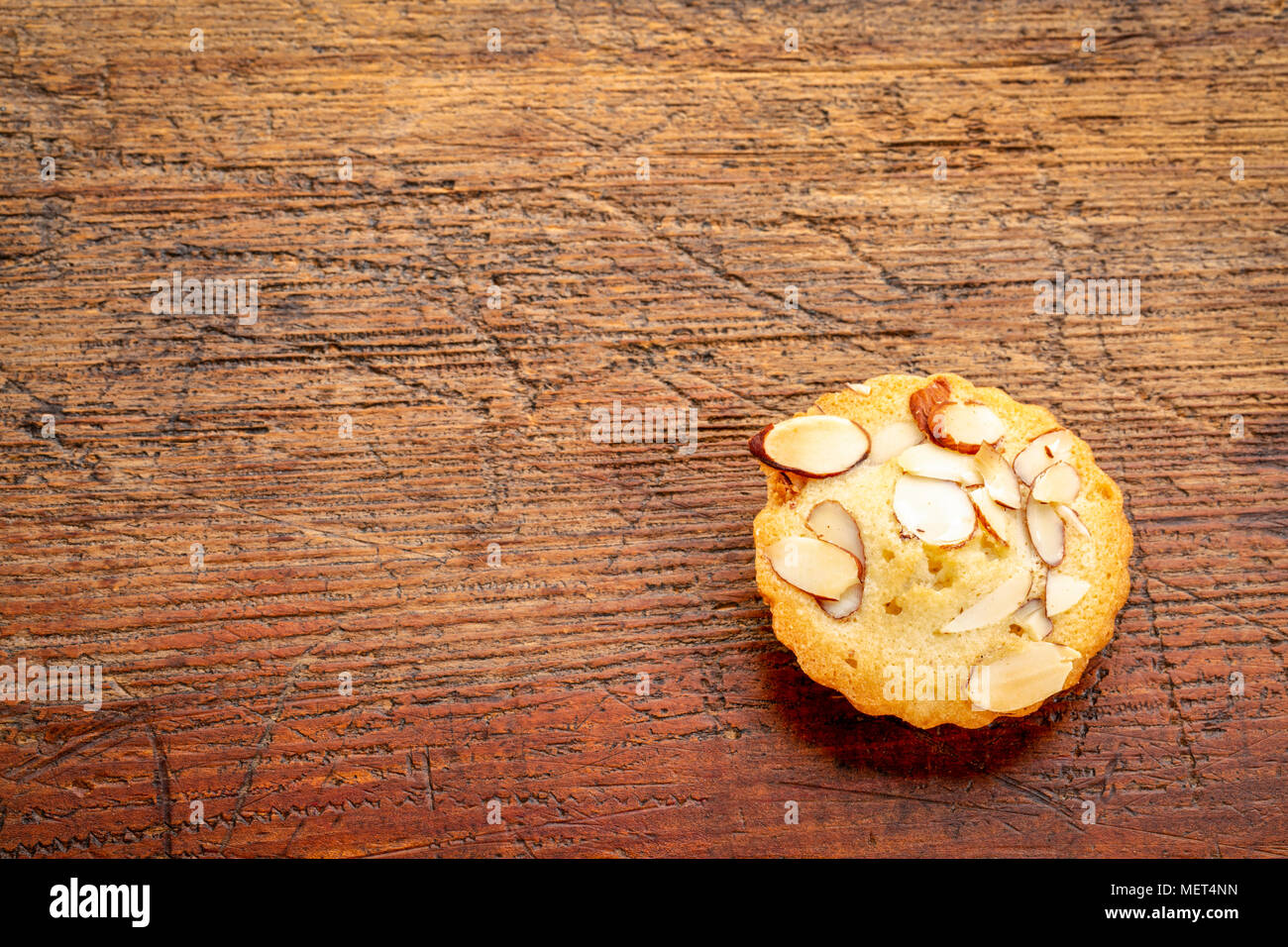 Französische almond Cookie auf einen rustikalen, mit Holz mit einer Kopie Raum Stockfoto