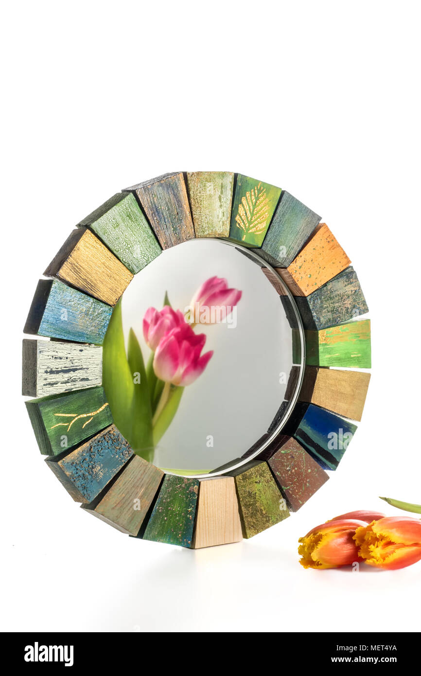 Interior Design Spiegel handgefertigt in Holzrahmen mit gemalten Risse im Alter von Lacken für Make-up von Frauen auf einem weißen Hintergrund isoliert und ein Blumenstrauß der Sp Stockfoto