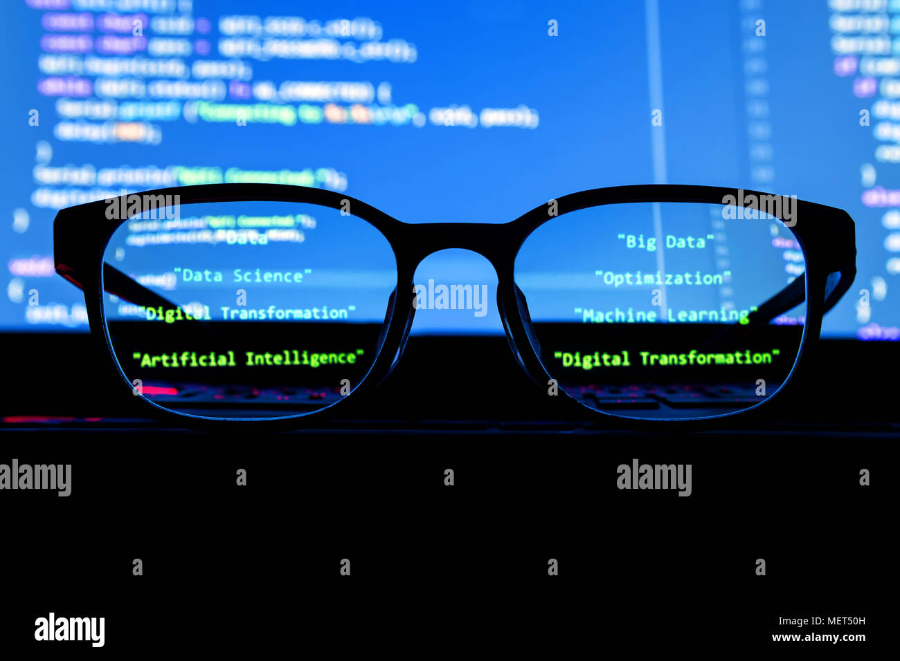 Daten Wissenschaftler, Big Data, Künstliche Intelligenz, maschinelles Lernen Technologie Konzept. Silhouette Brille vor Laptop mit Stockfoto