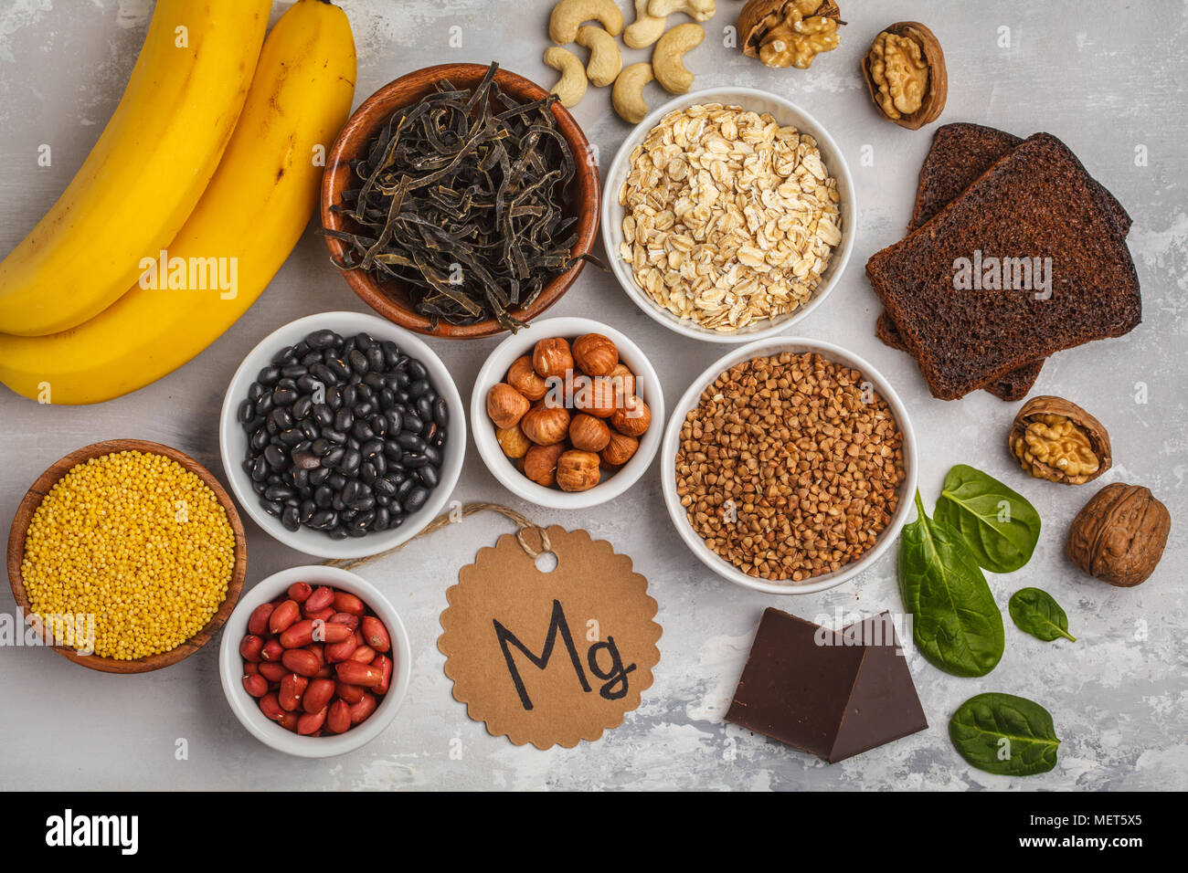 Gesunde Ernährung Diät Konzept. Zusammenstellung der hohe Magnesium  Quellen. Banane Schokolade Spinat, Buchweizen, Nüsse, Bohnen, Hafer  Stockfotografie - Alamy