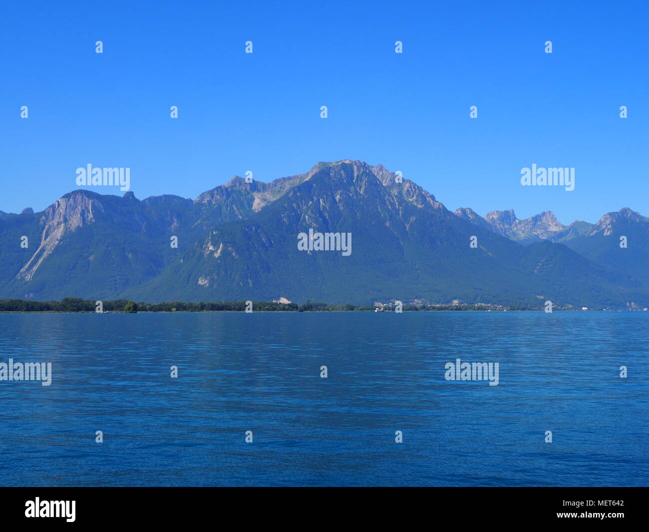 Malerische Aussicht auf den Genfer See alpine Landschaften von Chateau Chillon bei Montreux Stadt in der Schweiz, Schweizer Alpen, klaren, blauen Himmel Ich Stockfoto