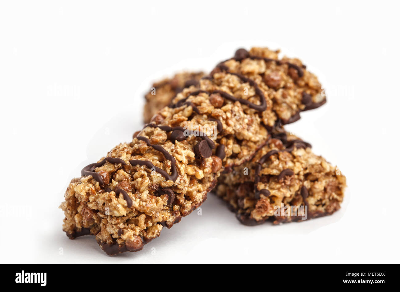 Schokolade Granola Bars auf weißem Hintergrund. Gesunde süße Nachspeise Snack. Müsli Müsliriegel mit Nüssen und Schokolade Stockfoto